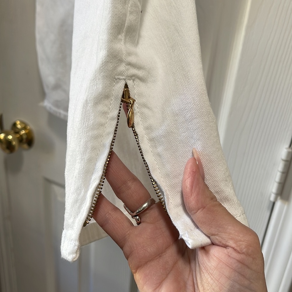Cache Mid Rise White Jean Capris - Picture 9 of 13